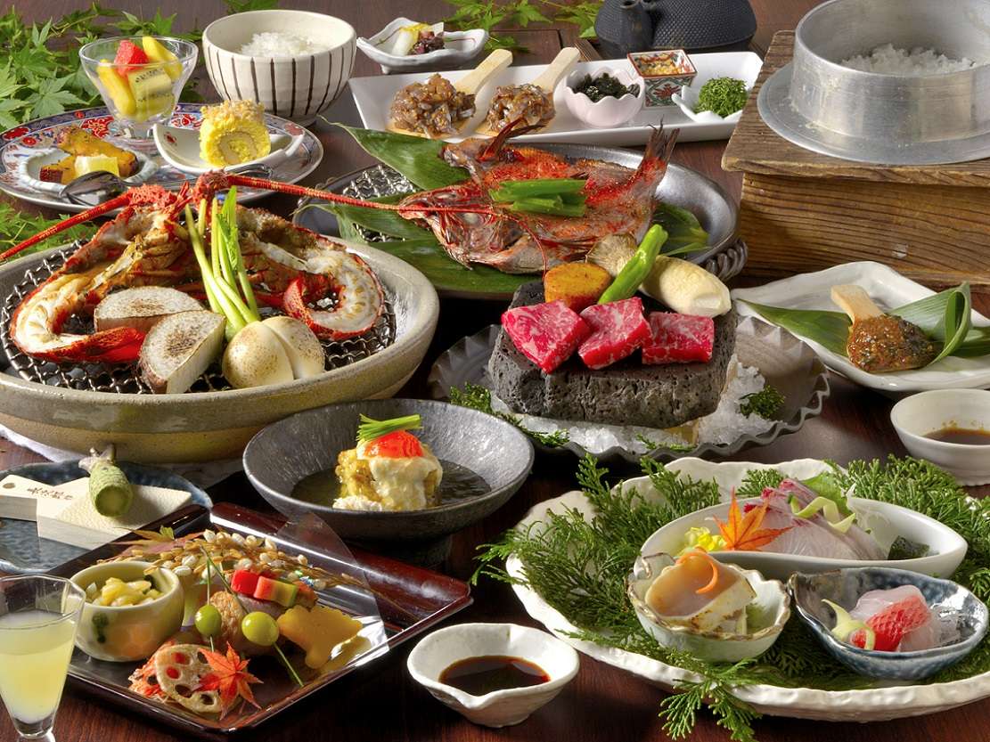 伊勢海老・金目鯛・愛鷹牛と伊豆の三大味覚の創作料理も美味！写真は一例で、季節により内容が異なります。