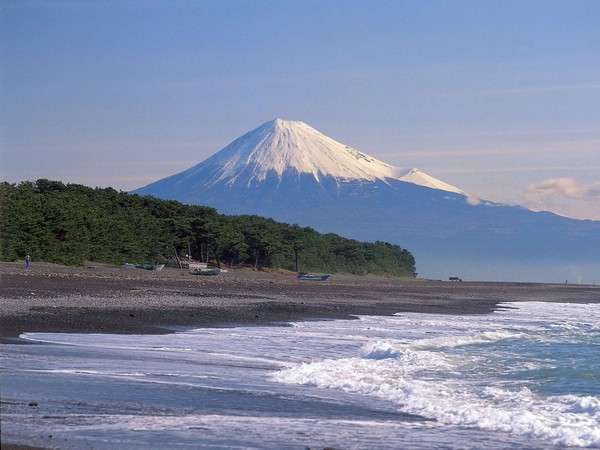 市内にもたくさんの富士山ビューポイントがあります♪お車でお出かけ下さい（写真は冬の三保松原より）