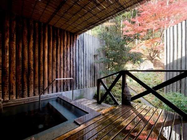 大浴場、露天風呂からは紅葉と掛け流しの温泉を満喫
