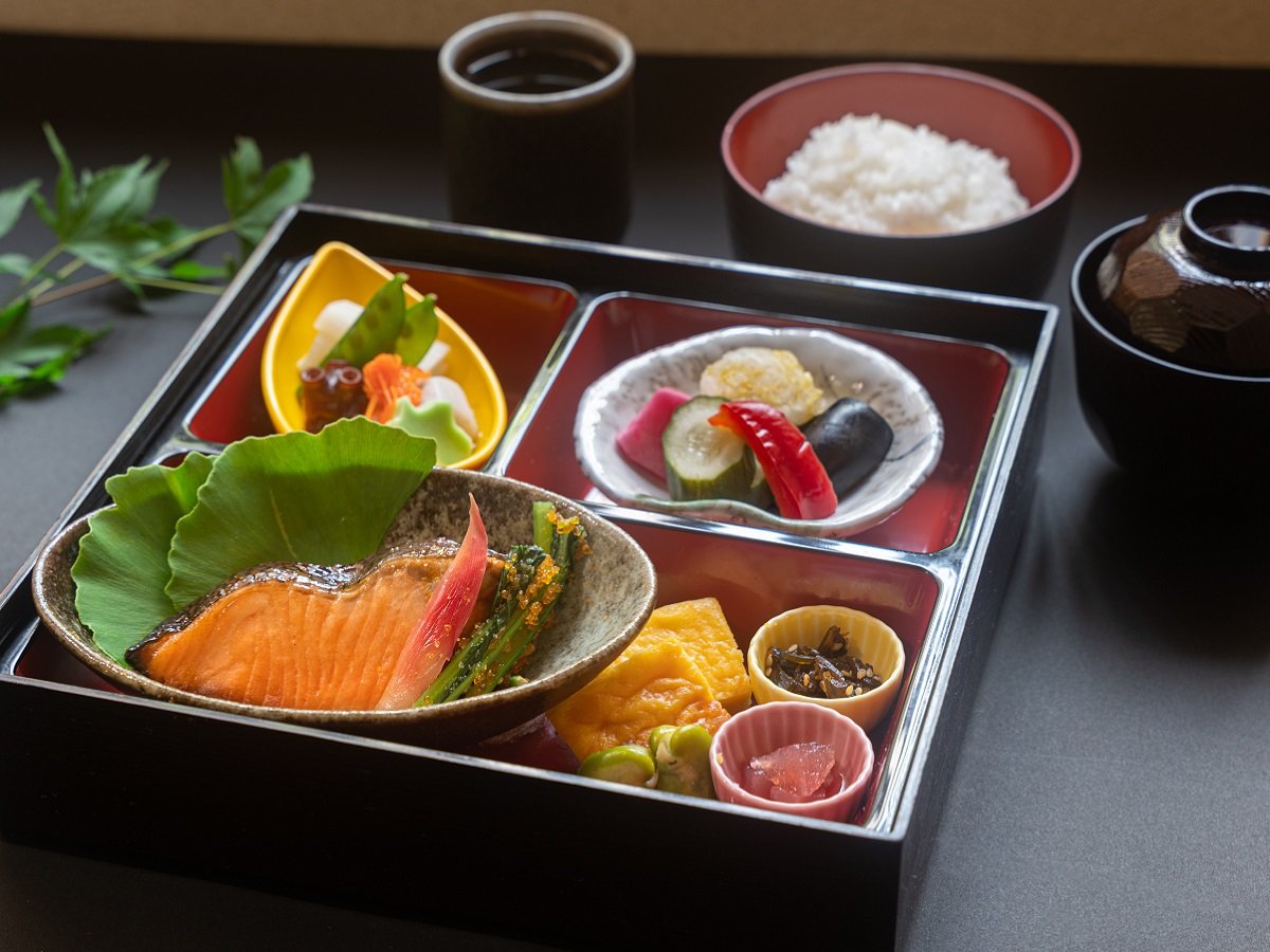 焼き魚に小鉢が2種類、ぬか漬け野菜と炊き立てのご飯が嬉しいおかず和膳をご用意しております。
