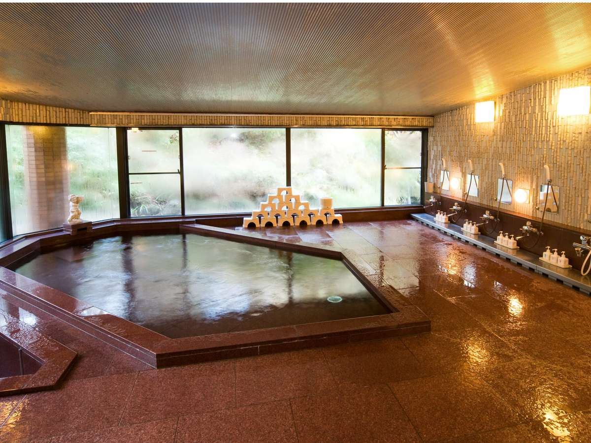 広々とした大浴場はサウナも完備。日本庭園を眺めながらゆったりとリラックスタイム。