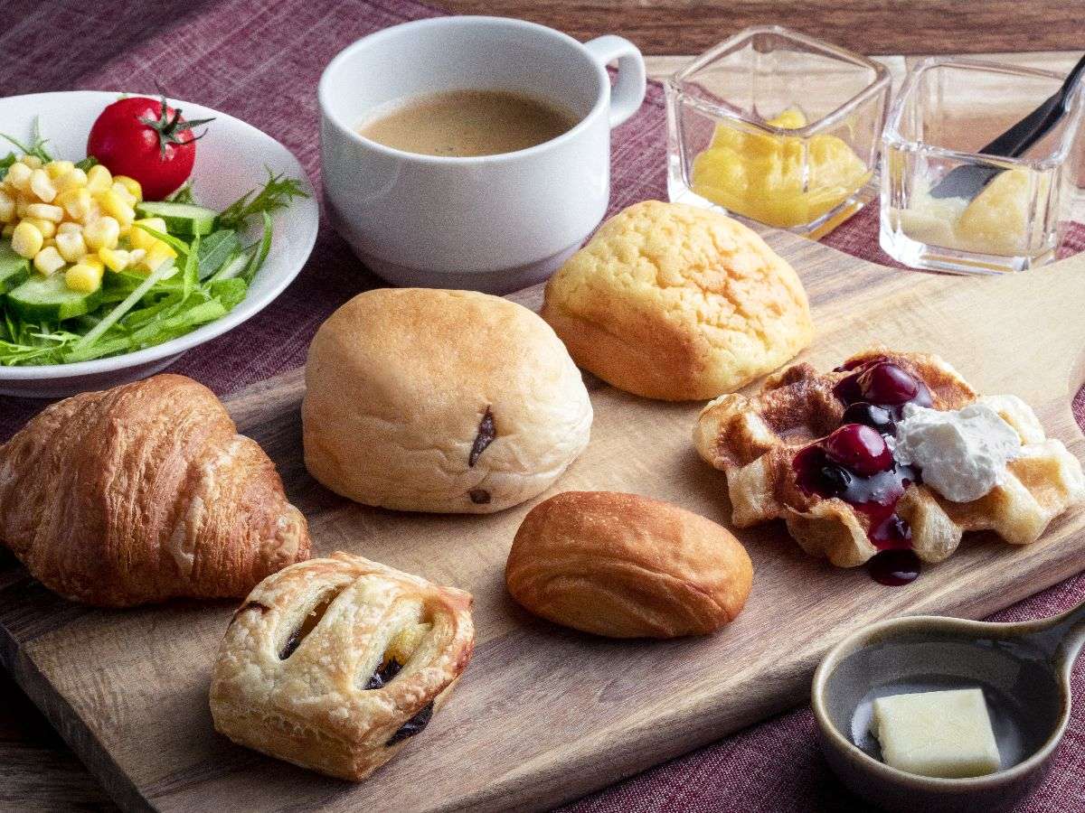 【朝食】湖畔亭の朝は焼きたてパン！オリジナル“クロッフル”がおすすめ
