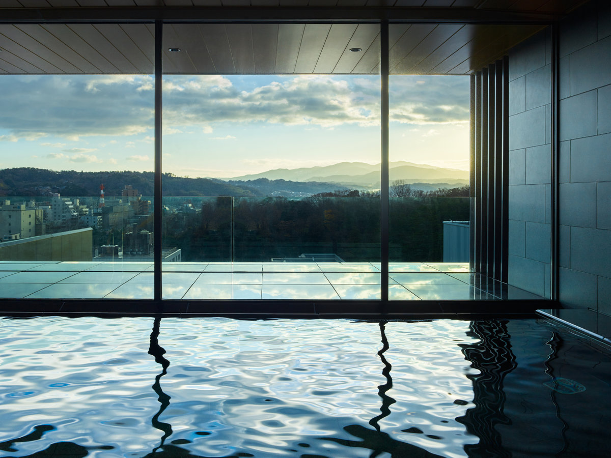 【大浴場】金沢城址公園へのパノラミックな眺めが広がる最上階に設けた大浴場。