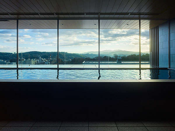 【大浴場】金沢の美しい山々が望めます。