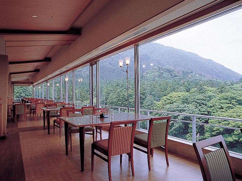 展望レストラン「オープンテラス四季」。弥彦の森を望みながらご朝食をお楽しみ下さいませ。