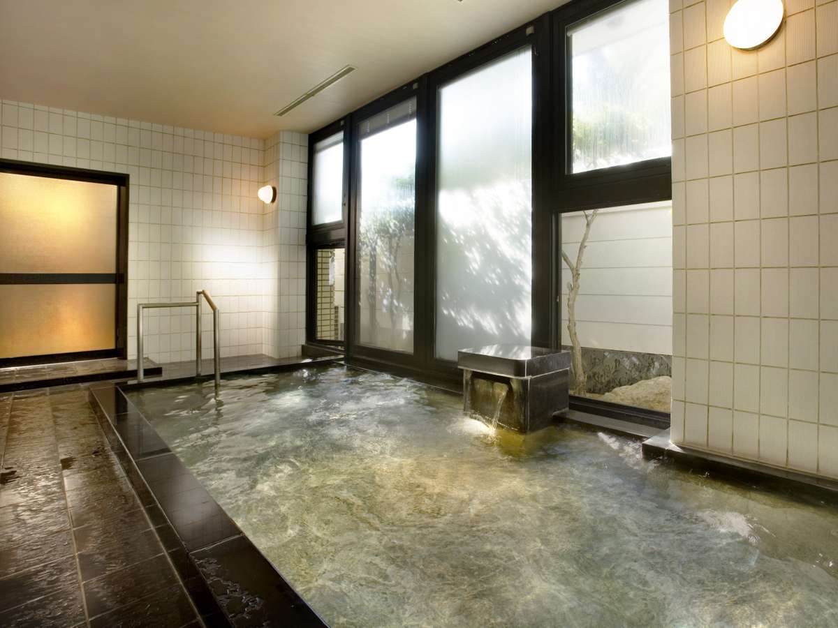 御影石の女性用大浴場。天然温泉１００％