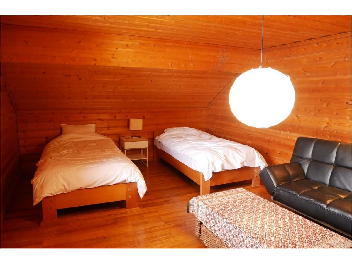 寝室は全部で3室。ダブルベットの部屋が１つと、シングルベッド4つの部屋が2つです。