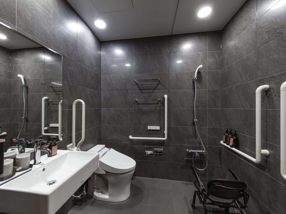 【hotel tou nishinotoin kyoto】アクセシブルルーム（ツイン・27.6平米）のバスルーム（浴槽なし・シャワーのみ）