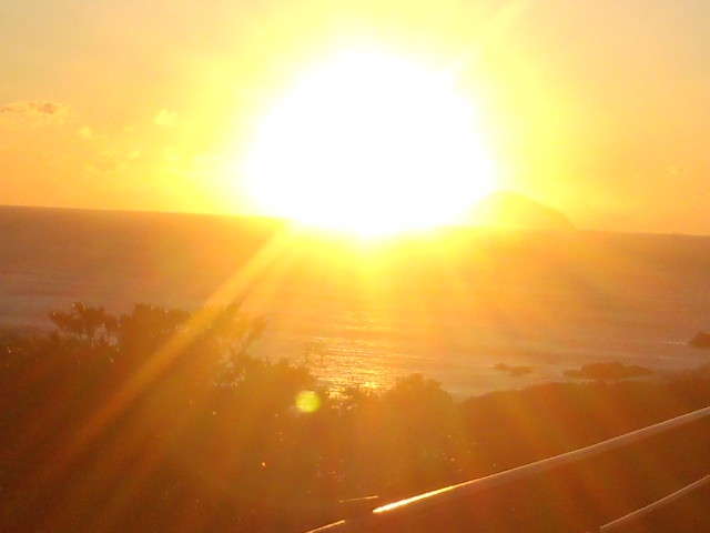ペンションから見た海から昇る日の出です♪♪全客室から水平線より昇る朝日を見ることができます♪♪