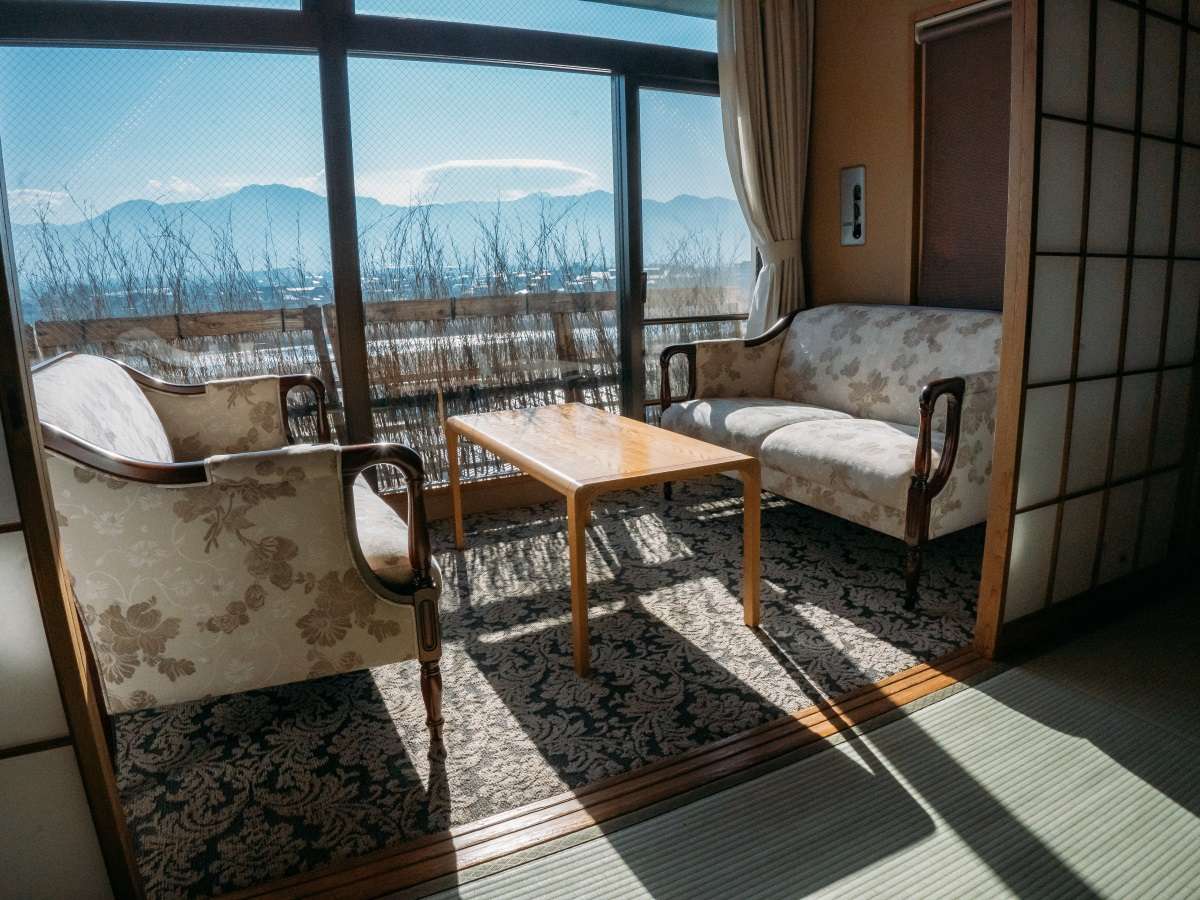 【離れ】温泉檜風呂付特別和室。広縁から笛吹川や富士山頂方面の眺望は絶景です。