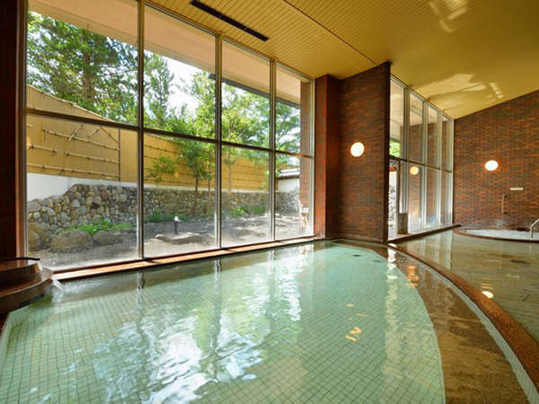 大浴場。「猿倉温泉」の源泉を愉しめる。日帰り入浴は大人５００円・小学生３００円。