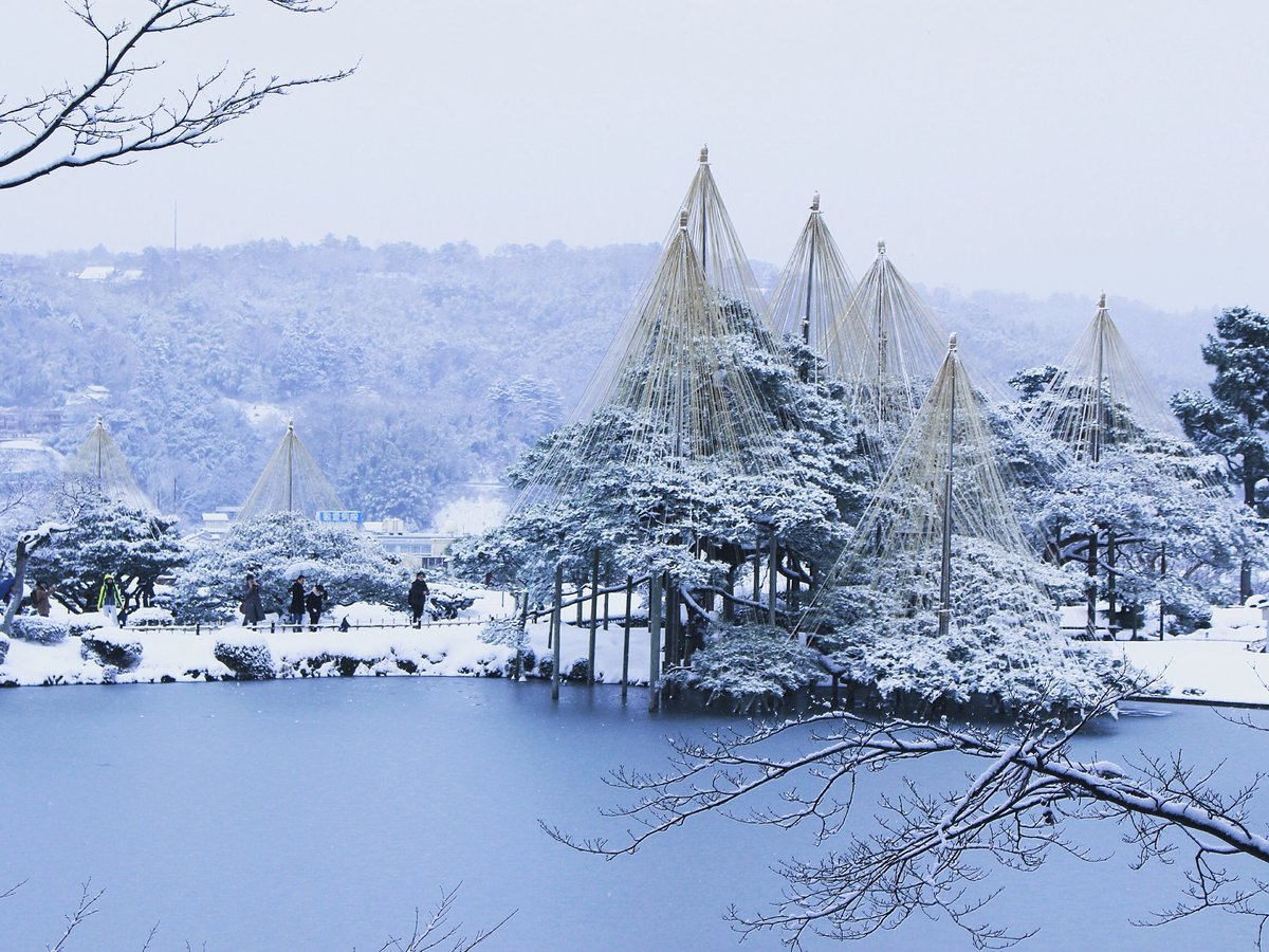＜兼六園：徒歩10分＞日本三名園の人気観光スポット。冬には壮大な雪吊りがご覧いただけます。