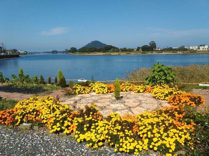 川沿いの庭からは、萩市のシンボル・指月山(しづきやま)を眺められる抜群ロケーションです。