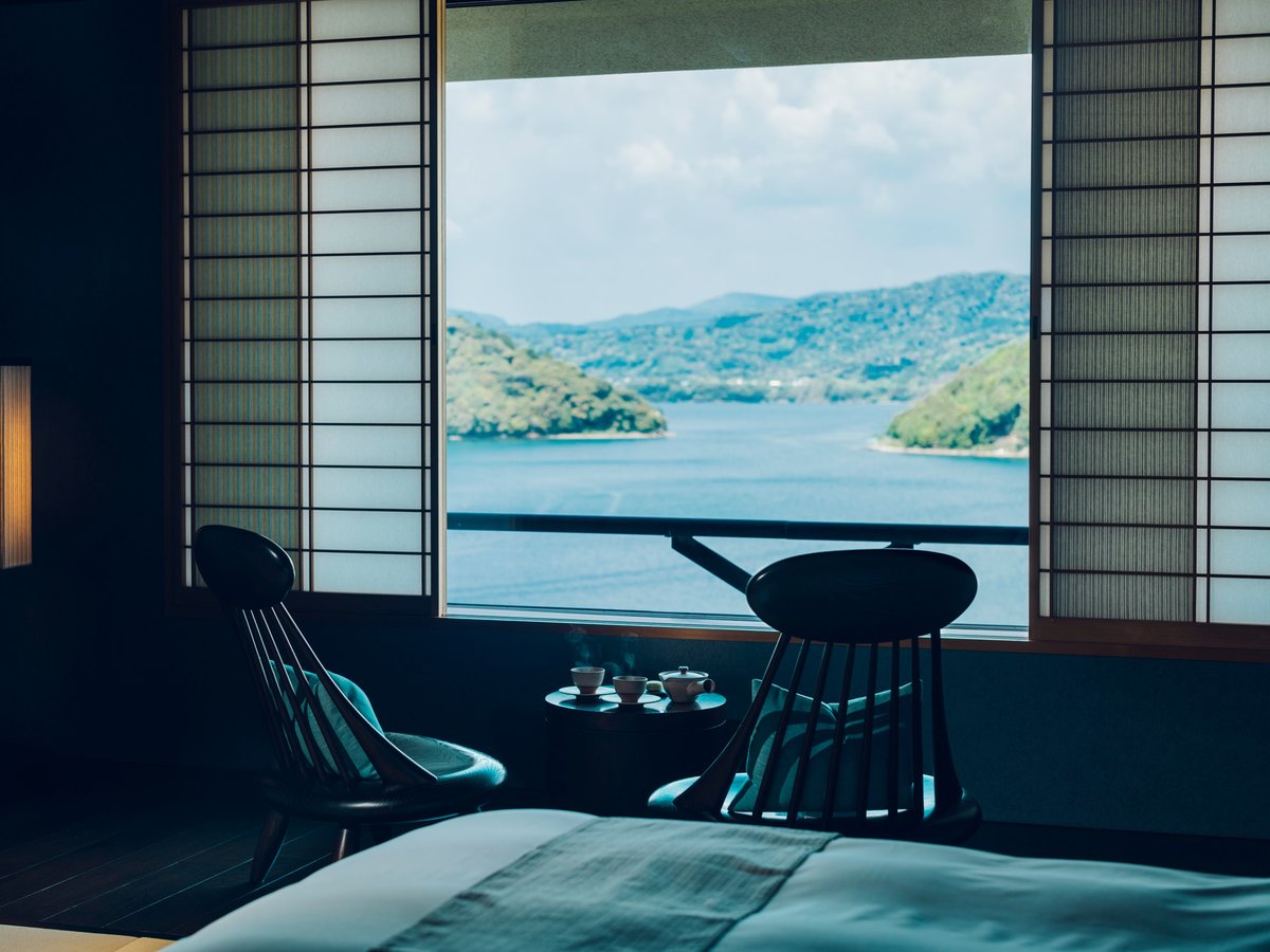 【全室浜名湖ビュー】大きな窓から望める浜名湖の壮麗な眺望をお楽しみください。