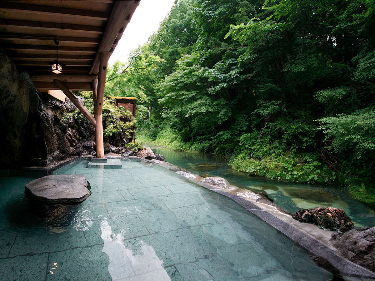 湯西川温泉発祥の藤くらの湯。800年溢れ続ける源泉かけ流し温泉は、清流と一体感で心身が癒されます。