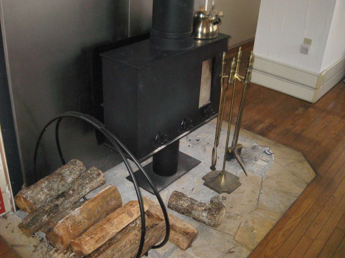 ダイニングの暖炉を撤去してハンドメイドの薪ストーブを設置しました