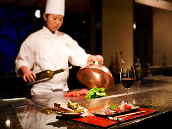 旅館に珍しい鉄板焼レストラン『青竹』。金目鯛や伊勢海老などを絶妙な焼加減で味わえます