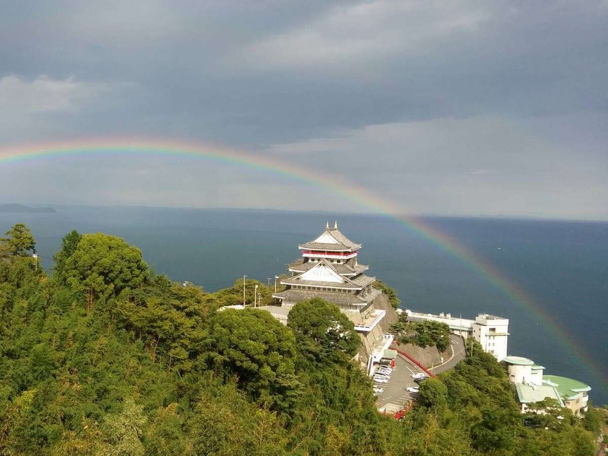 熱海城に、きれいな虹がかかりました。