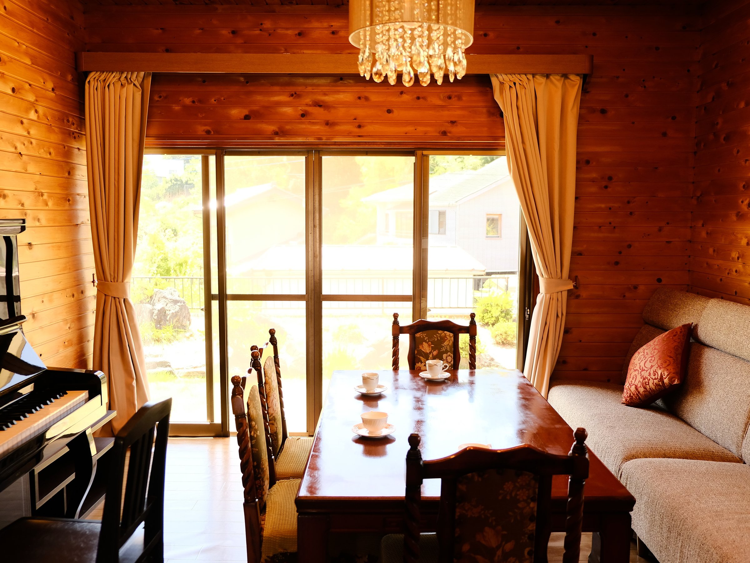 1�K���r���O��������āB���Ԃ�Y���\�t�@�ƈ֎q�ōő�10�l����܂��B��͂�������炢�܂��傤�B