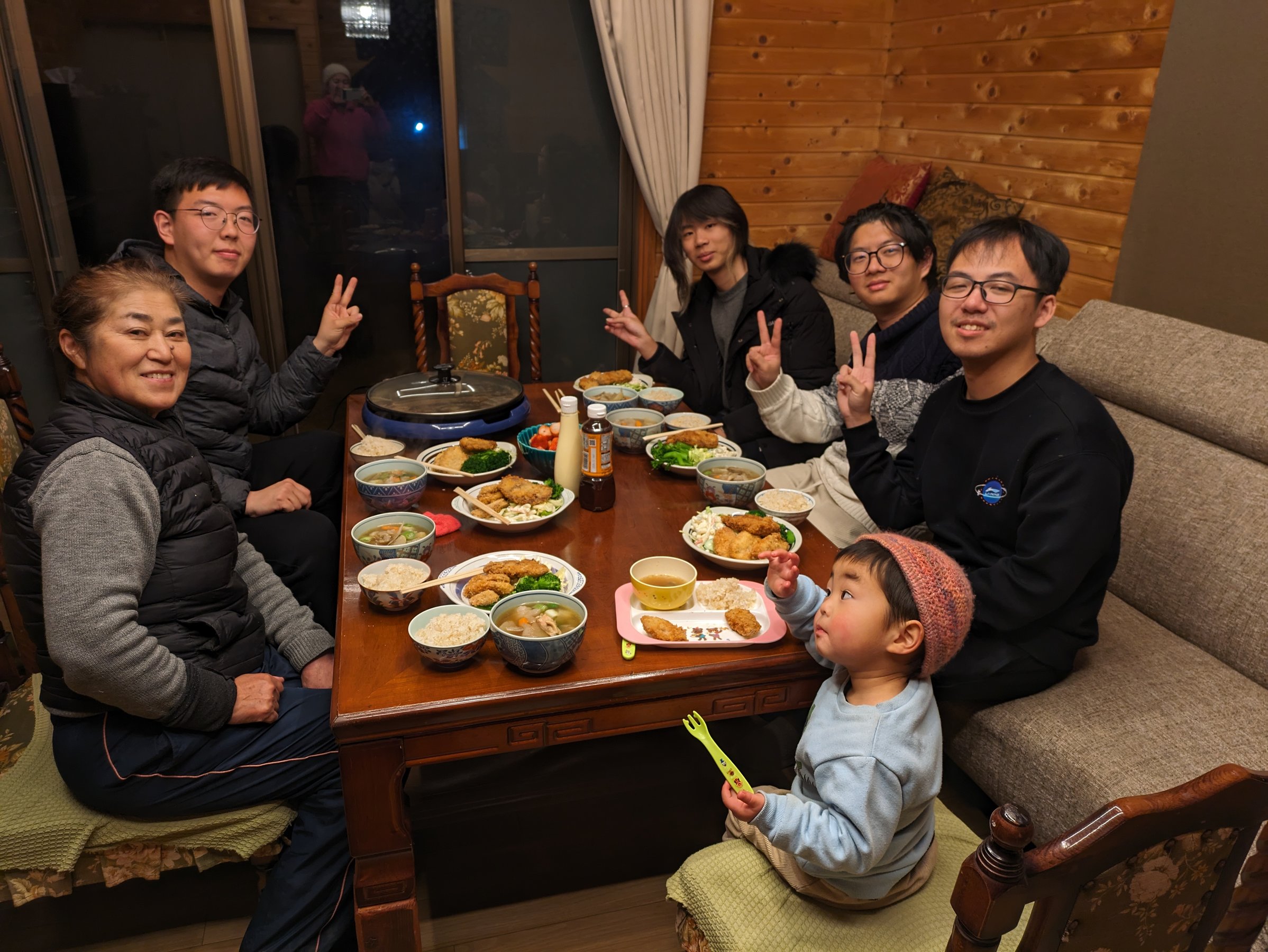 ���r���O���[���ŉ䂪�Ƃ̂悤�ɐH�������܂��傤�B���e�[�u���̗p�ӂ�����܂��B