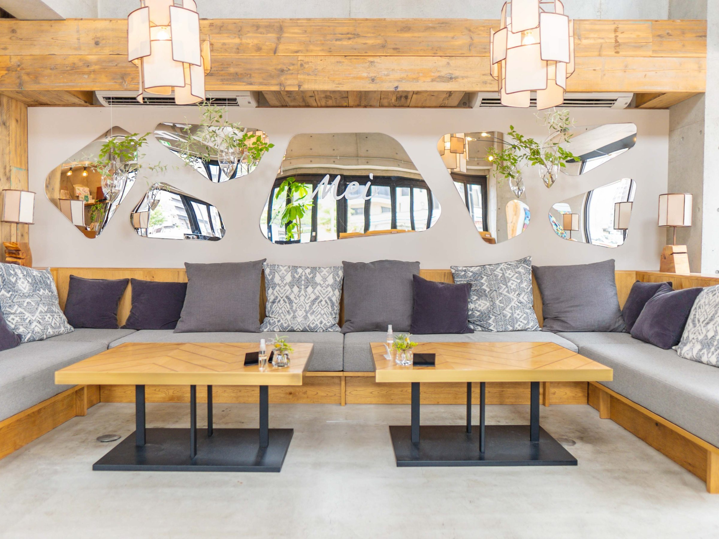 ؂̉肠ӂMei cafe̓B傫ȃ\t@łƂ낰ԂłB