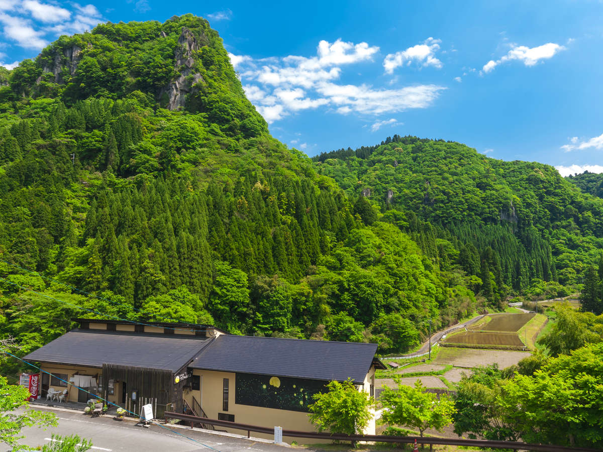 �y�O�ρz��n��̗Y��Ȏ��R�Ɉ͂܂ꂽ�R�n�ɁA�u�����Ȃ��h�@���̂ق���v���������܂��B