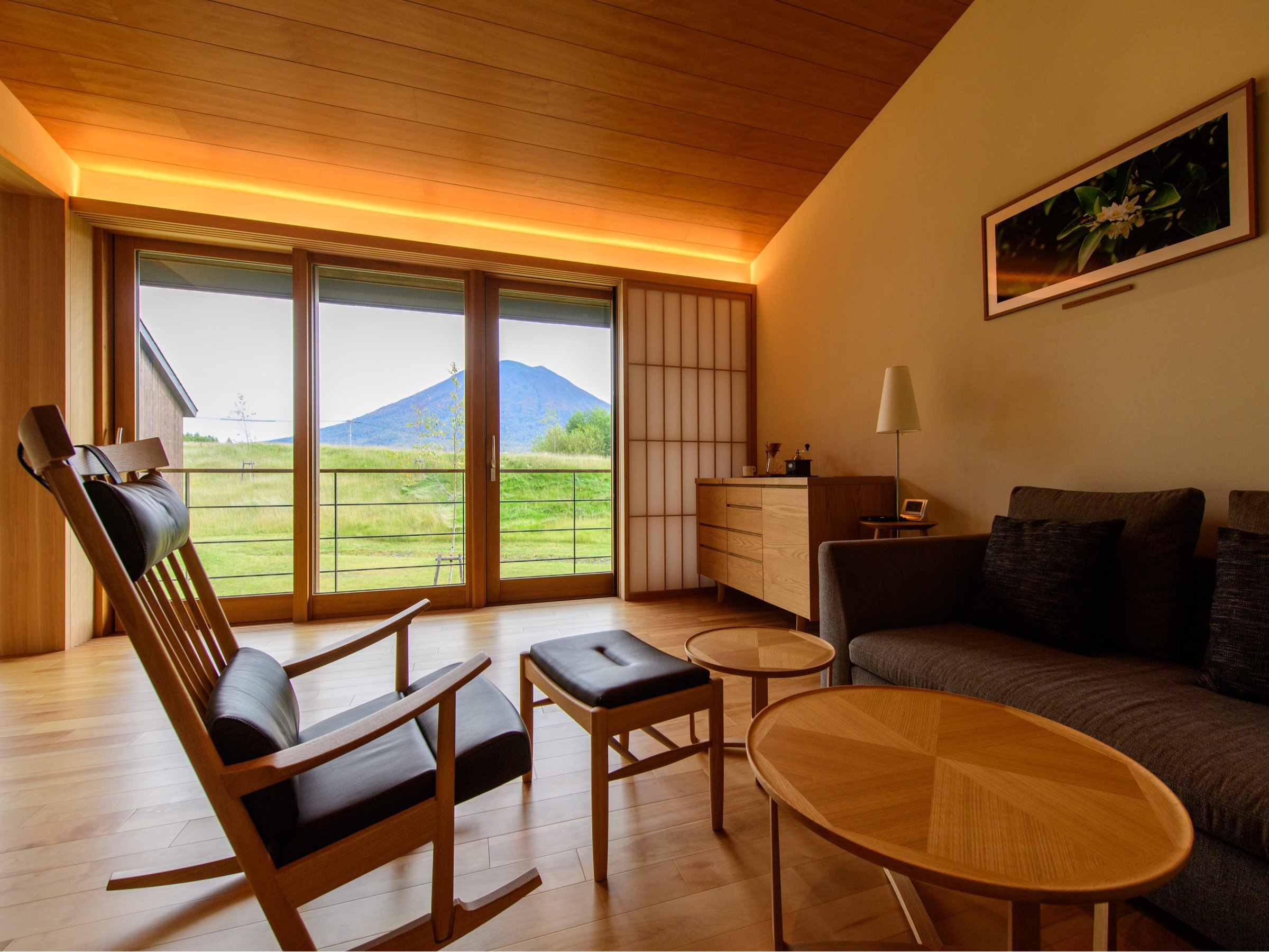 �꓏���ƂɓƗ������q���B�k�C���Y�ނ̉�����ƐÎ�̂ЂƂƂ��i��p�e���X�t�j