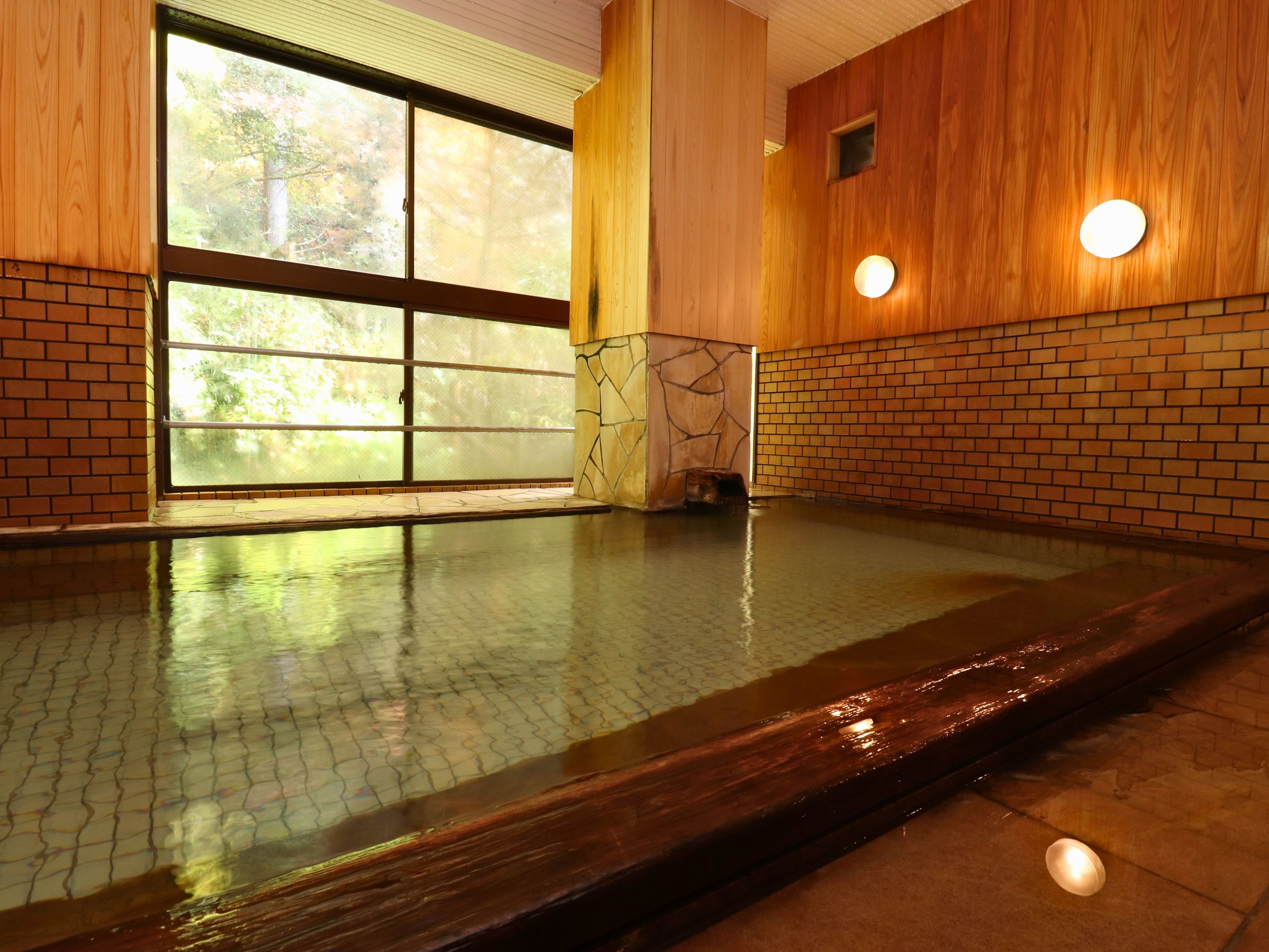 �y���z�̓��z�R�X�Ɉ͂܂ꂽ�Â��Ȋ��ŁA�S�Ƒ̂��������Ɩ����Ă���܂��B