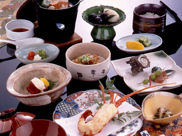 伊勢ならではの四季折々の自然の恵みを取り入れた【伊勢楽市膳】(一例)