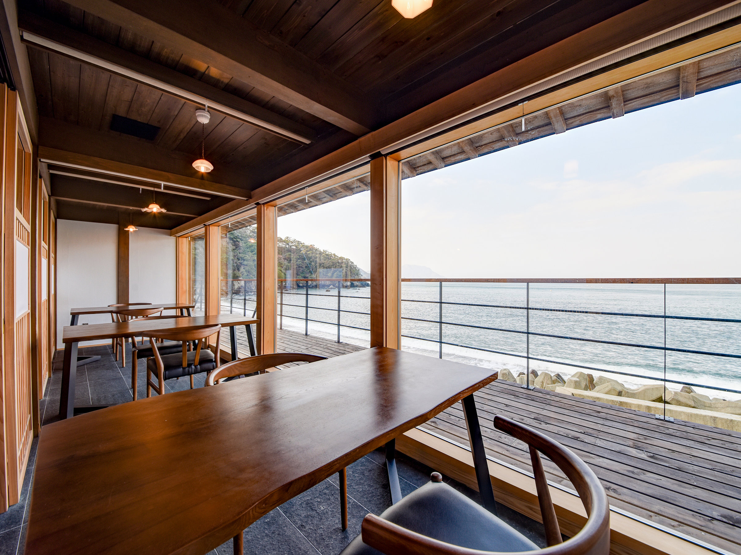 �y*���H�����z�e�[�u���Ȃł͊C�𒭂߂Ȃ���̂��H�����B