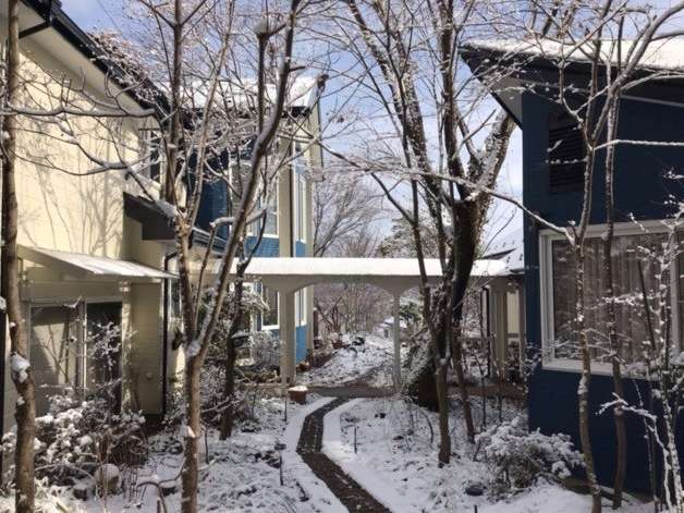 *[�O��/�~]���ܖ�̐Â��ȍ���ɂ��莩�R�Ɉ͂܂ꂽ���P�[�V����