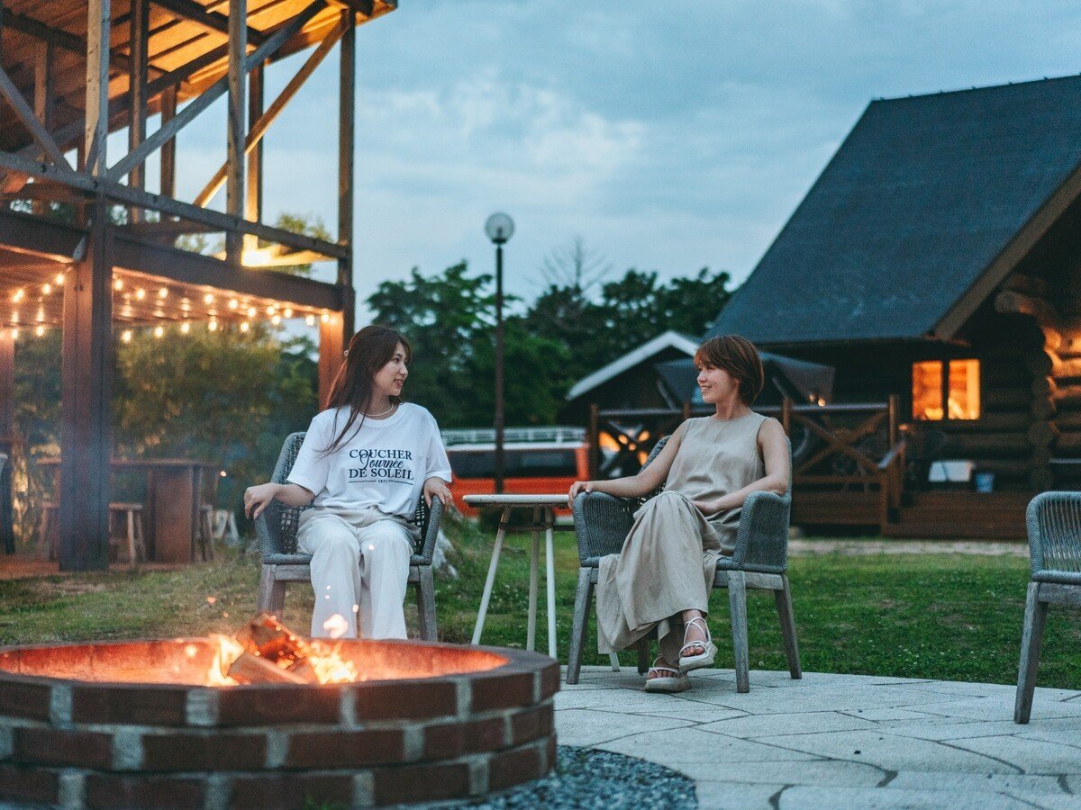 ファイヤープレイスでおしゃべり。無料マシュマロ焼き体験もございます