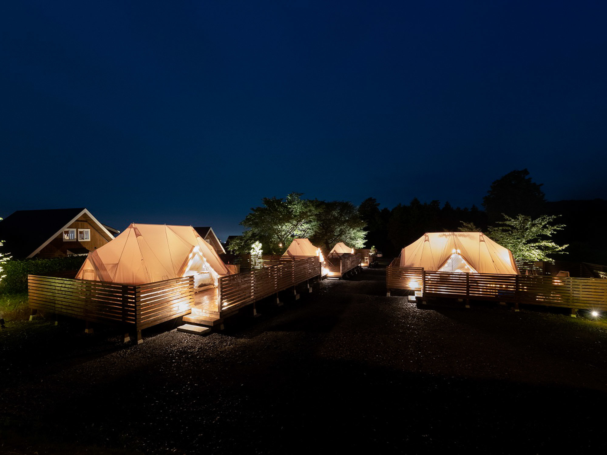 【GRACE TENT】アウトドアステイの魅力を体験できるテント。夜もきれいです。