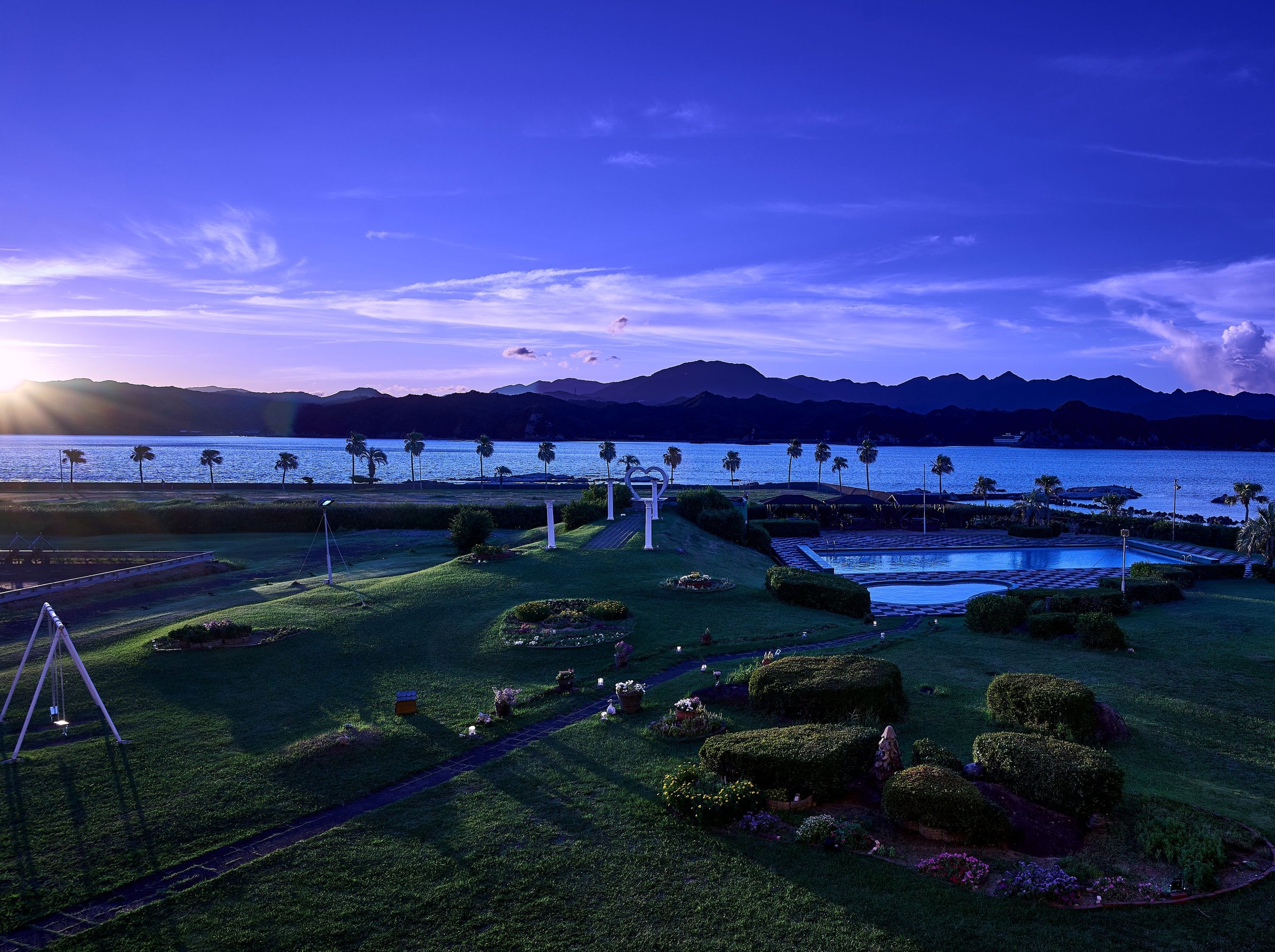 �F��̊C�ƎR����]����[���̃K�[�f��