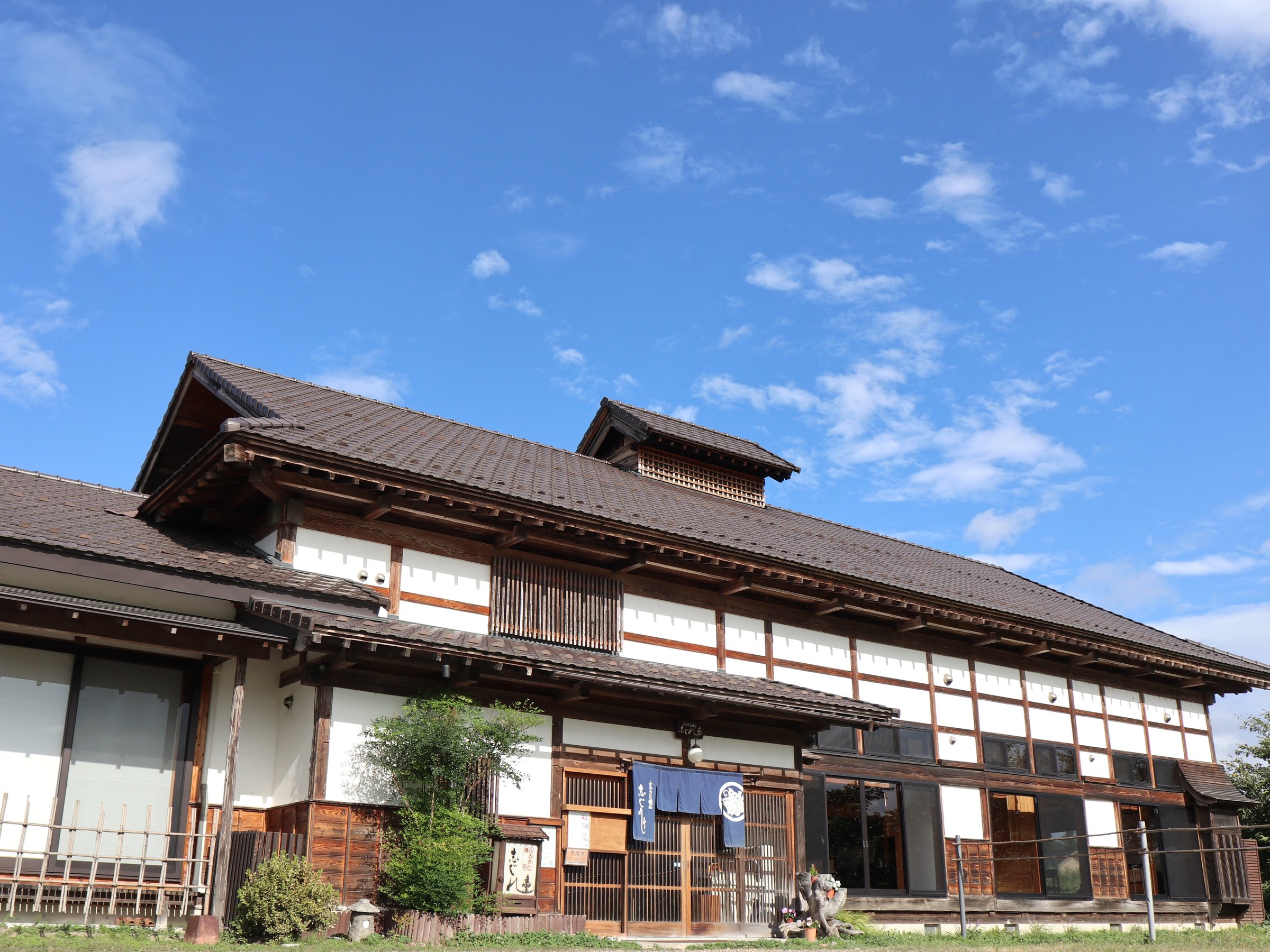 建物は山奥から移築再生され内外ともに再現された築100年の古屋敷