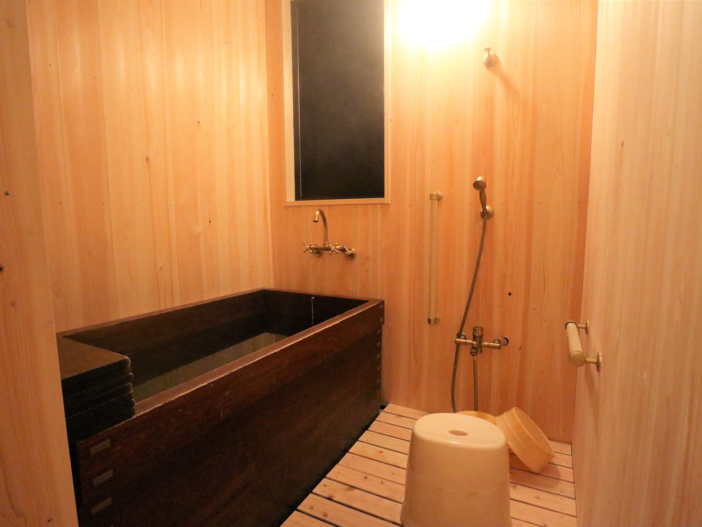 全面ヒノキ張りの浴室に贅沢な漆塗りの浴槽 各部屋ごとに専用貸切で時間帯を気にせずにご入浴頂けます