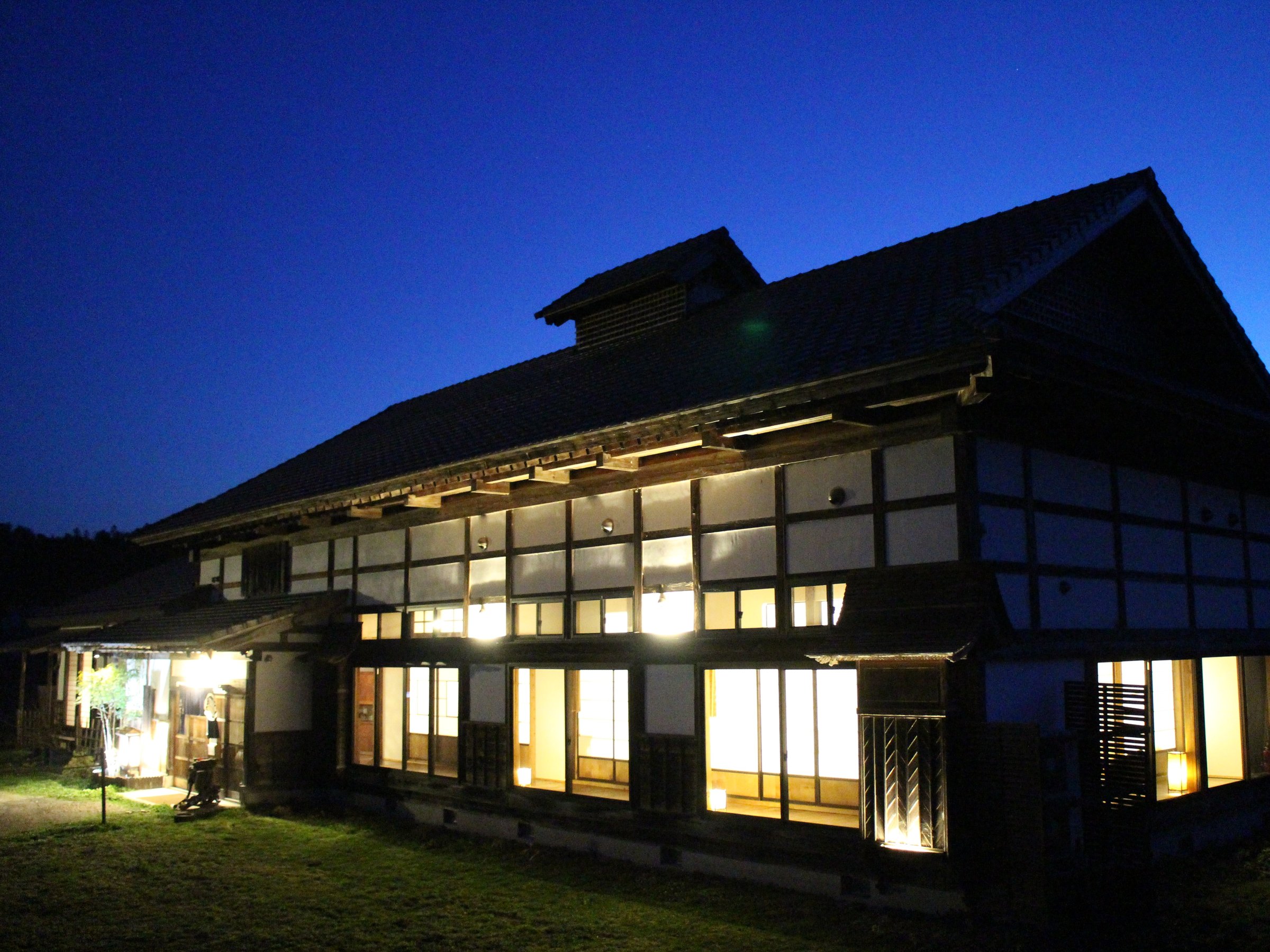 ��̃��C�g�A�b�v���É��~���������āA���ԂƂ͑S���Ⴄ���z�I�ȕ��͋C���y���߂܂�