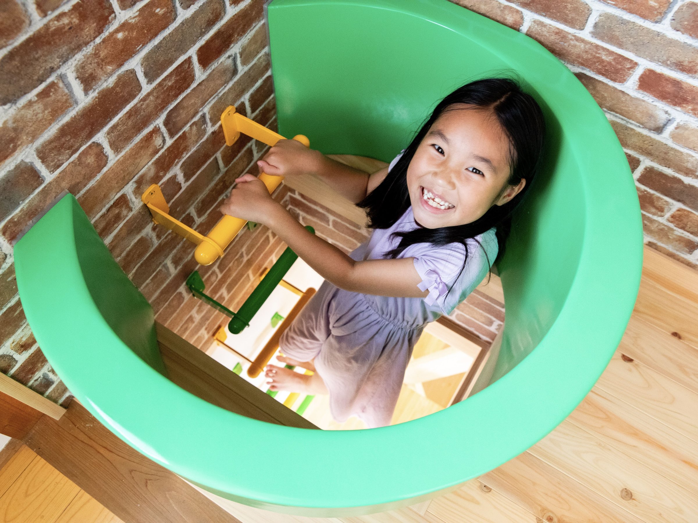 �P�K����Q�K�ɏオ���n�V�S������܂��B