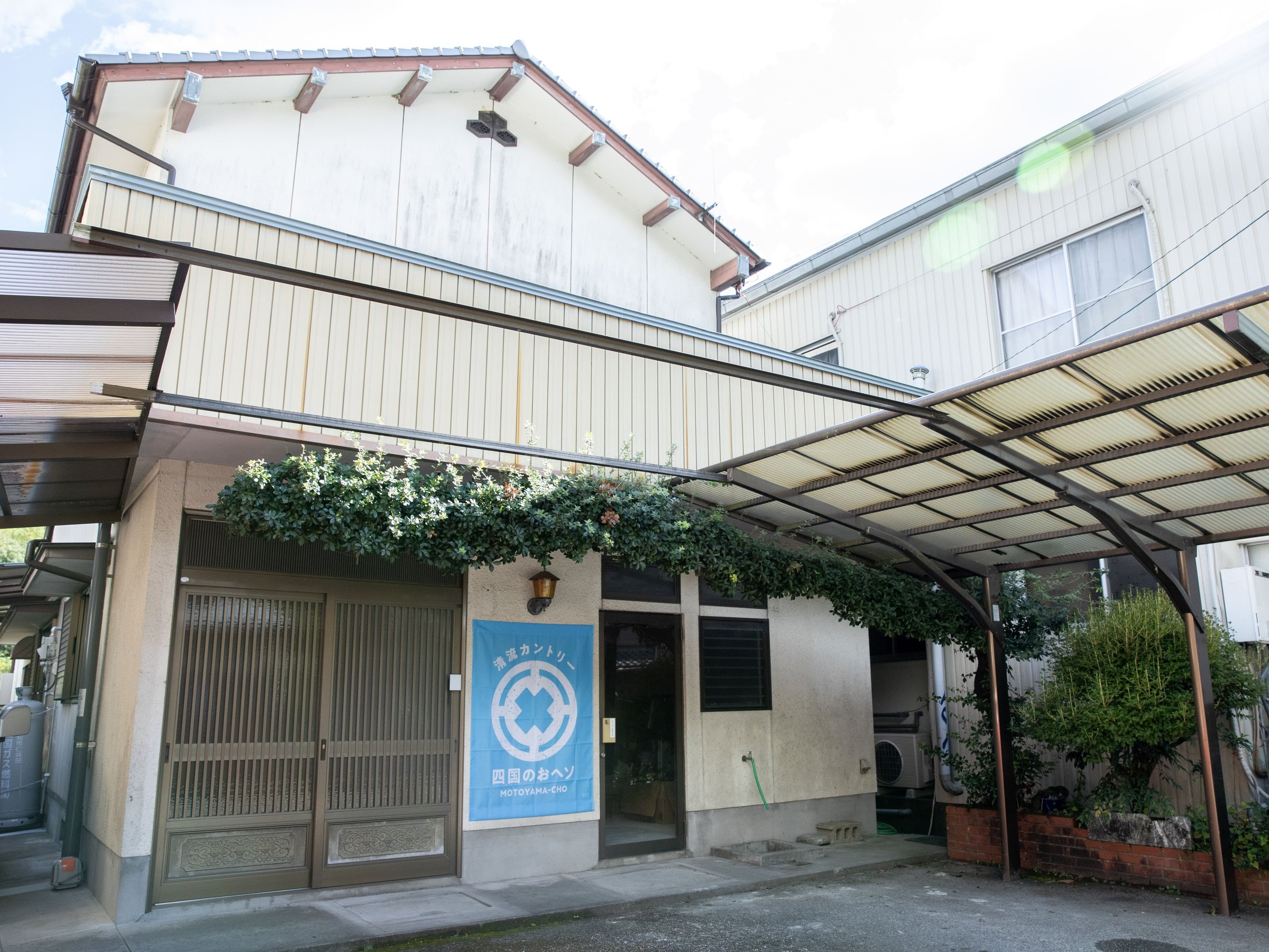 ���֑O�̒��ԏ�͕��ʎԂ�3���߂���X�y�[�X������܂��B