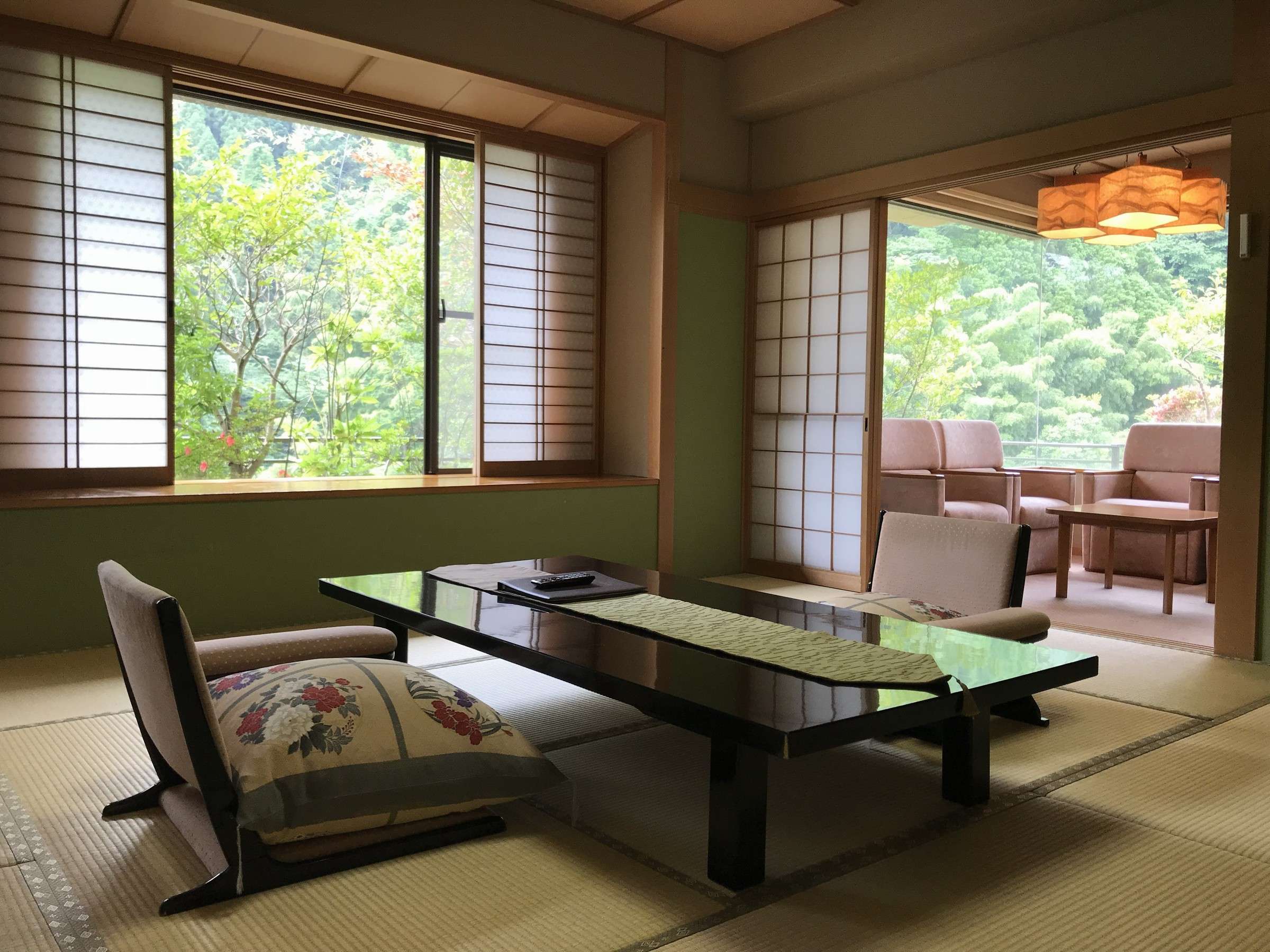 �y�I�V���C�t�v���~�A���a���z�y�S���։��z�ŏ�K�̋q������͊J���I�Ȍi�F���L����B