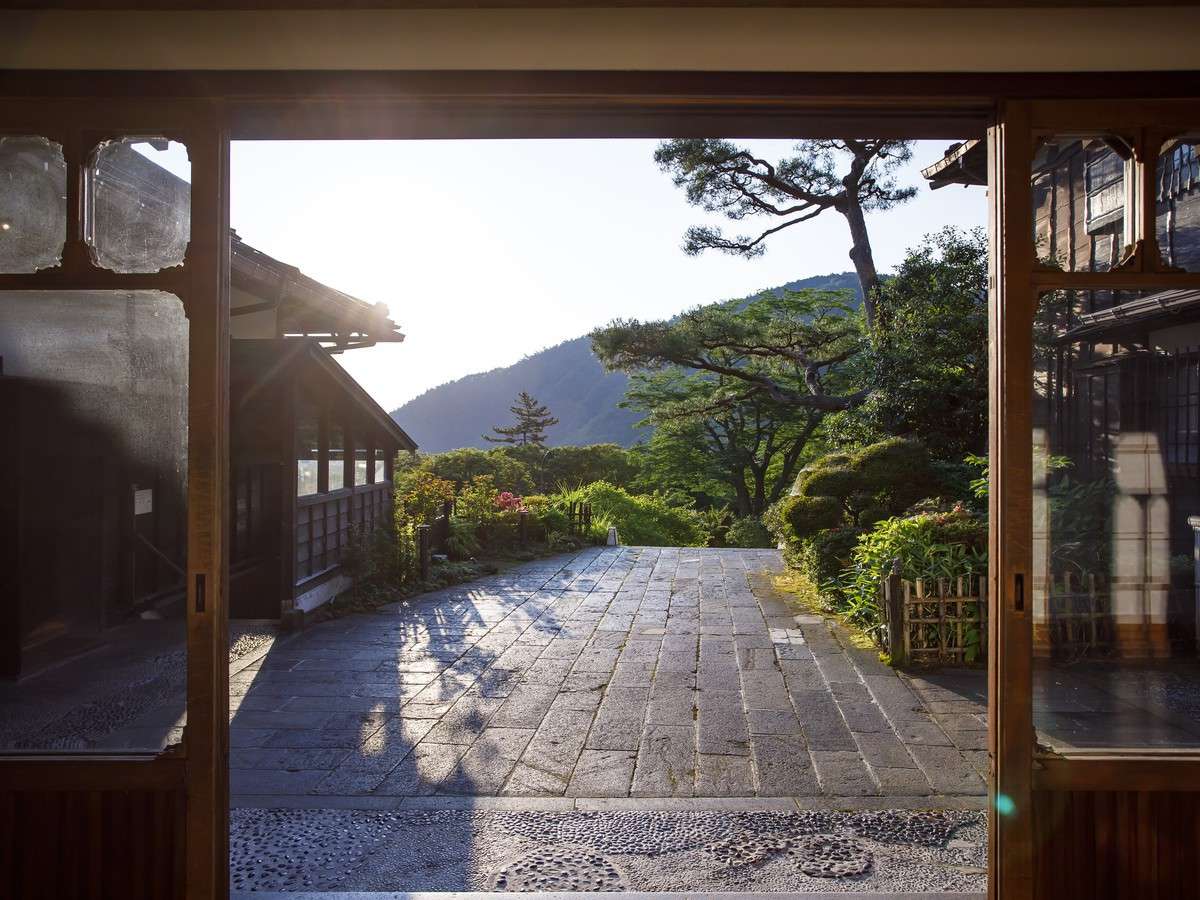 �y�{�݁z�G���g�����X