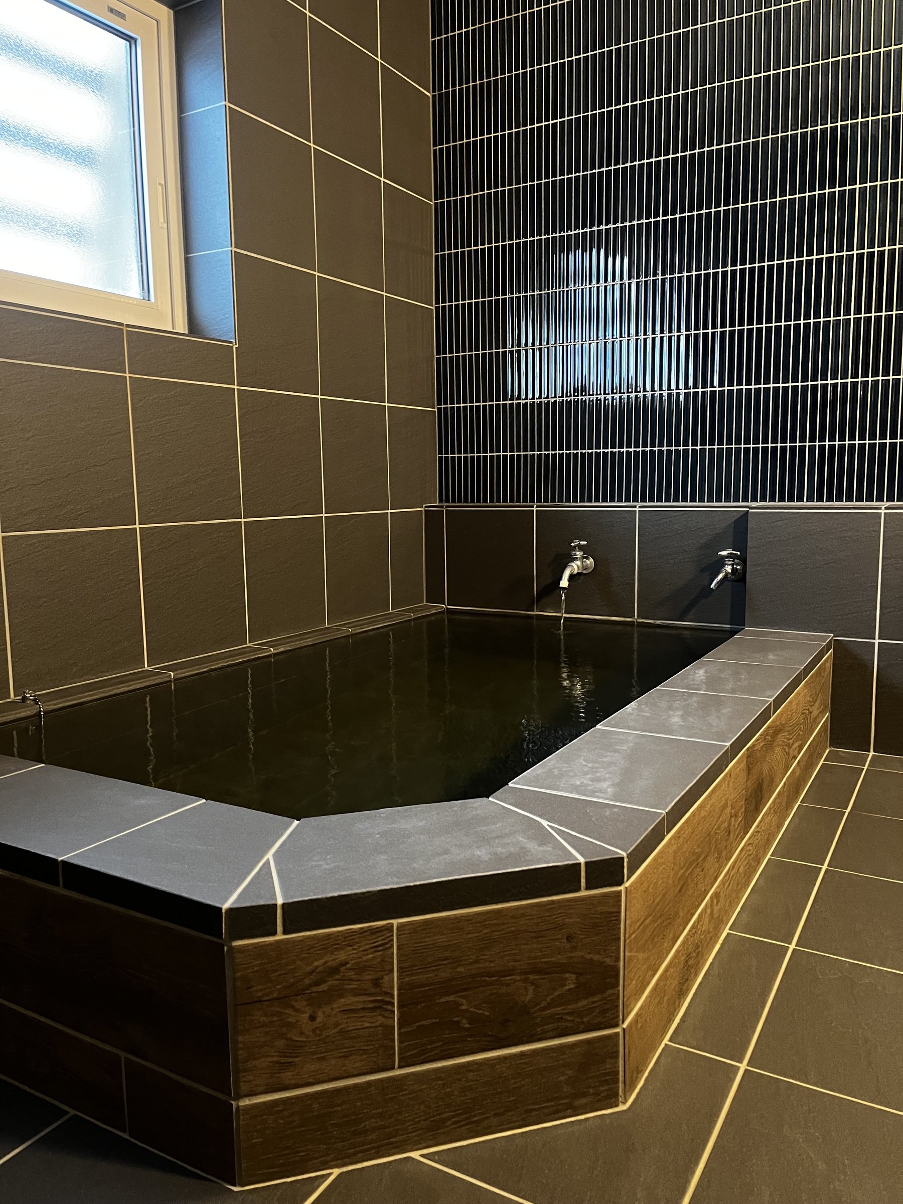 �j������