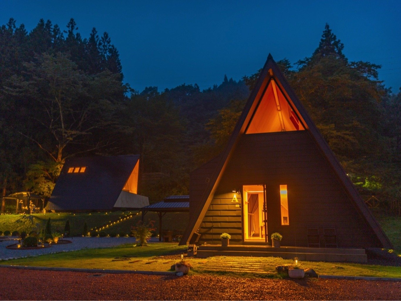 ���KOKAGE VILLA NIKKO�B�O�p�����̃��B���Ɖ����̌i�ρB