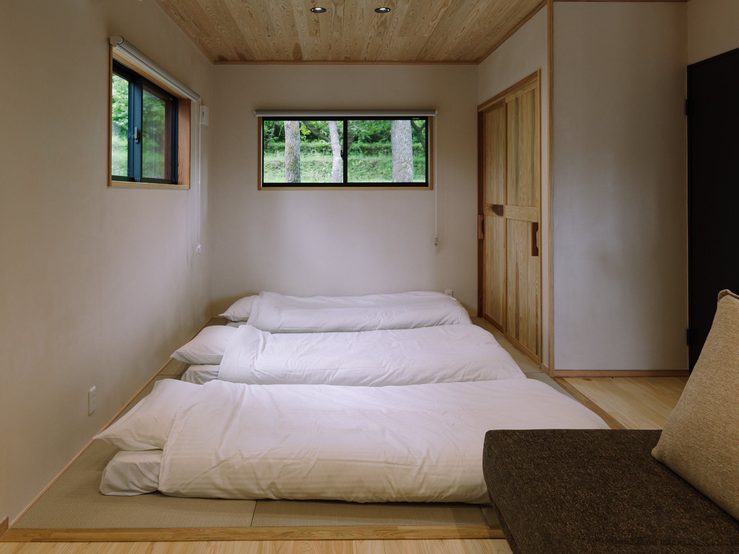 4���l����̓��r���O�̏�̃X�y�[�X�ɕz�c��~���Ă��₷�݂�������