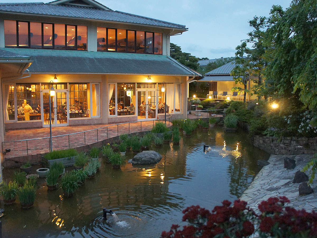 庭園を望む北門屋敷のガーデンダイニング ウィステリア（じゃらんnet掲載画像）