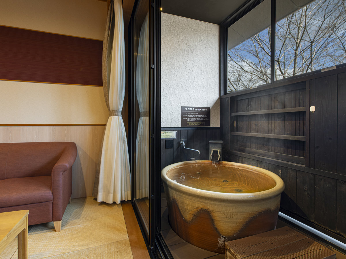 *�y2�K�I�V���C���z�������J����ƈ��m��Ǝl�G�܁X�̎R�̌i�F�𒭂߂Ȃ��牷������\���������܂��B