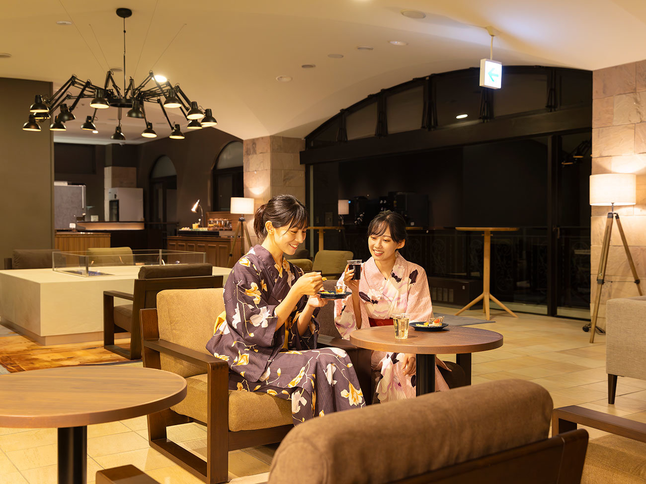 ���E���W