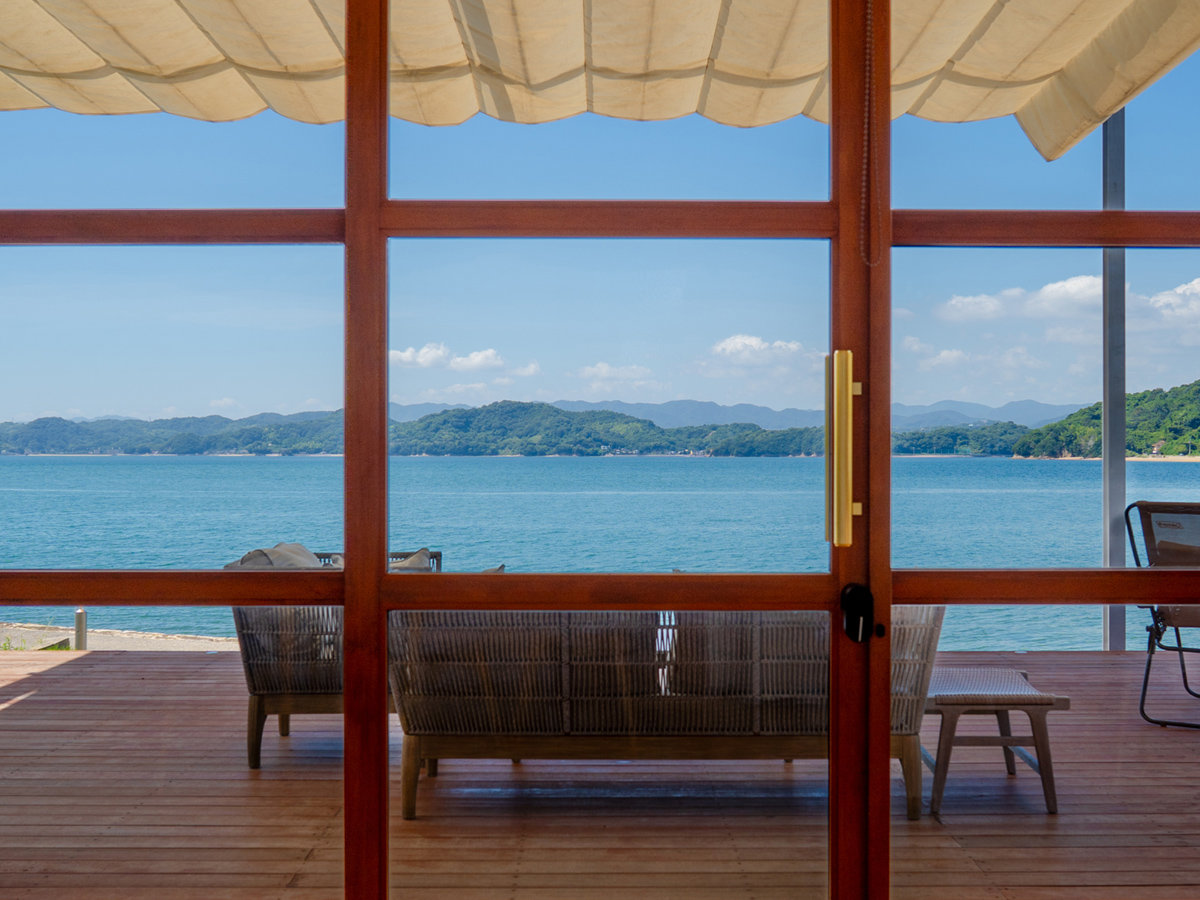 EyVIENAzeX̑傫ȃ\t@ŊC𒭂߂ȂAƂ