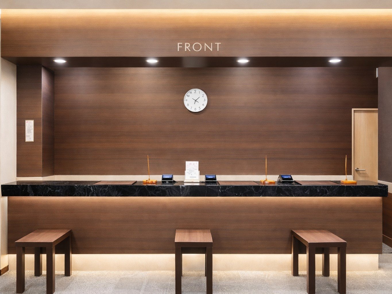 �t�����g�J�E���^�[�@24���ԃX�^�b�t�풓���Ă���܂��B