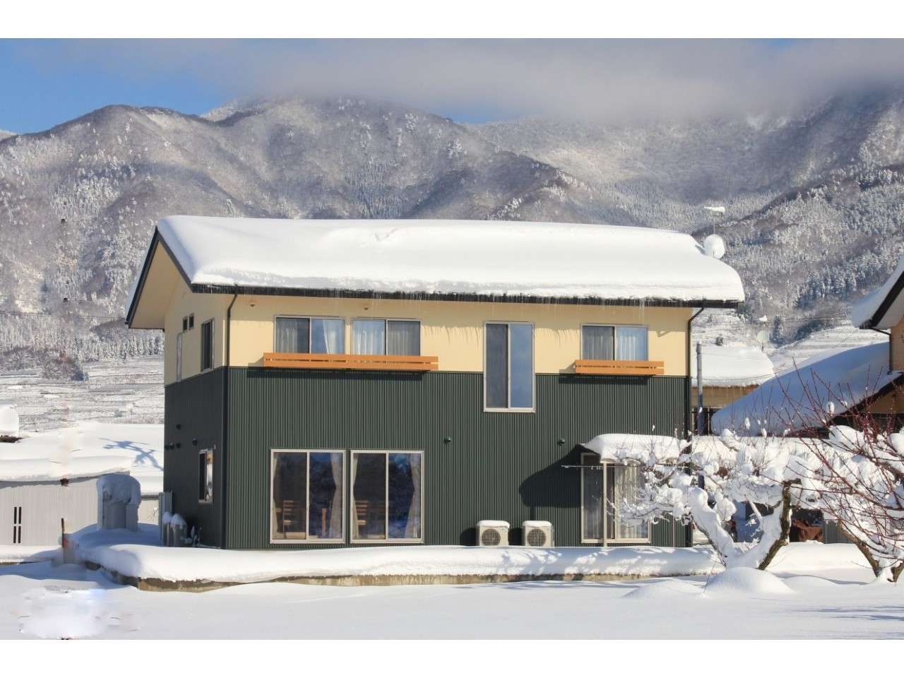 �u�ꍂ���◳���A�k�M�̎R�X�����]�ł��A�����Q�X�Q��������R���B�H�����A������ԂłT�������ł��B